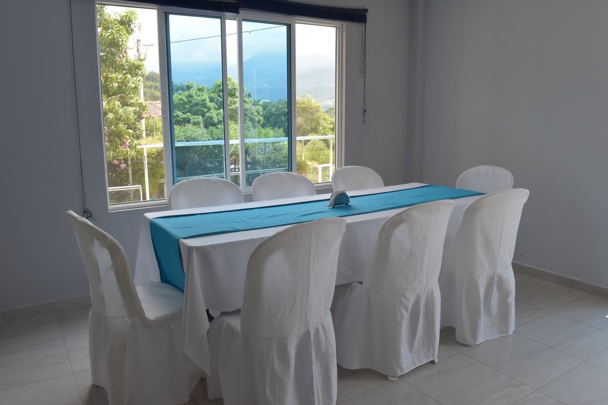 Comedor con ventanal y vista
