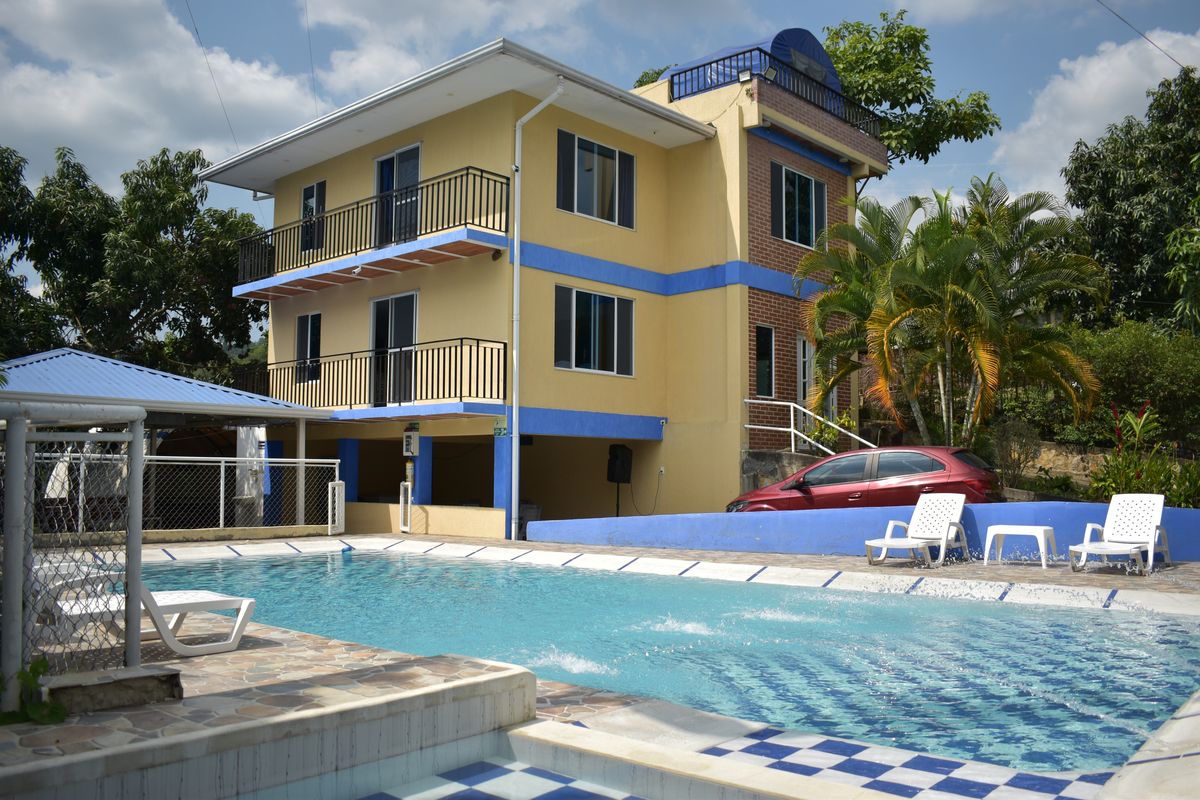 La casa amarilla y la piscina de Guasi, finca en Tena