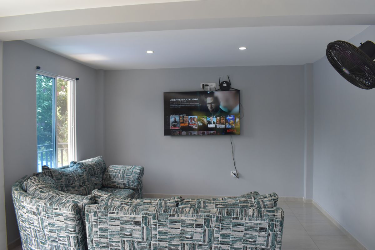 Sala con sofás y televisor